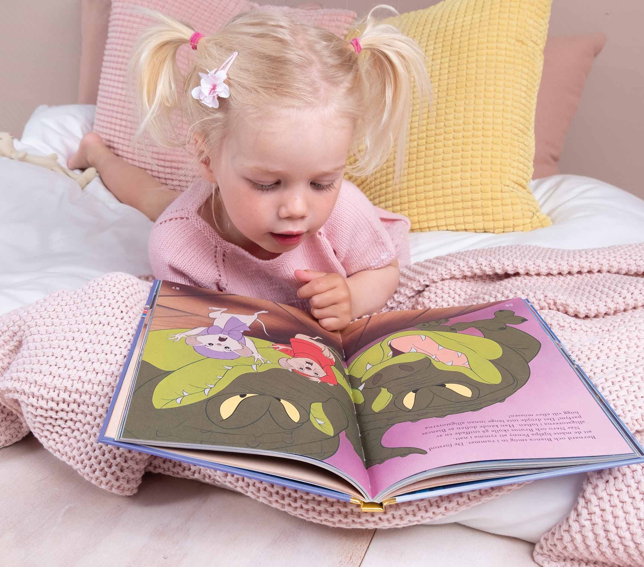 Barn som leser i en barnebok