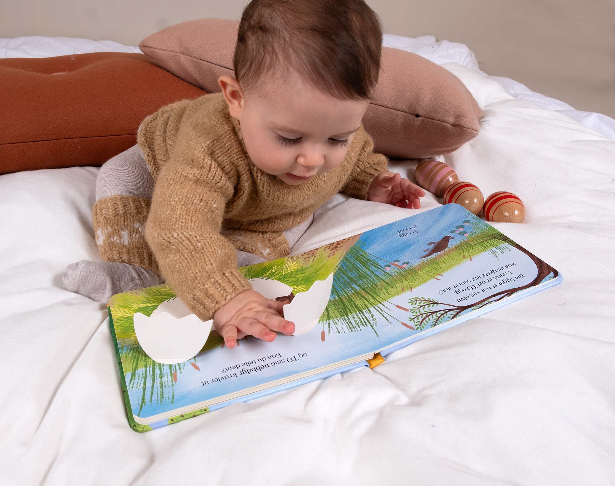 Baby som leser i en bok