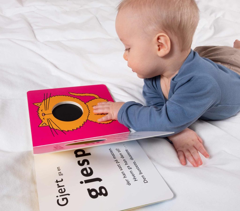Barn som leser en bok før leggetid